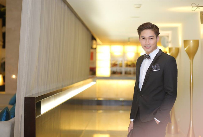 Ngoài đời, Đình Tú thường xuyên diện vest bảnh bao và lịch lãm.