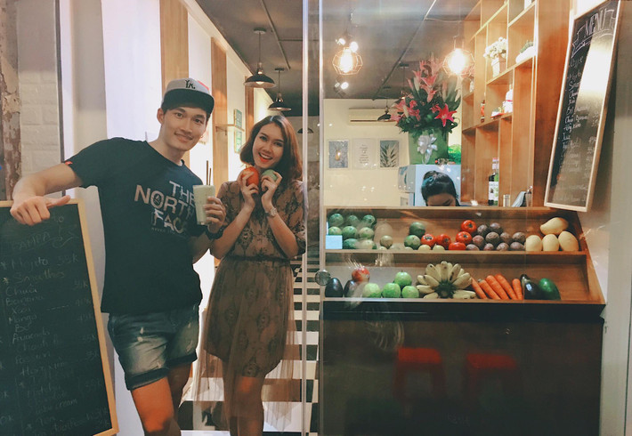 Khi đi chơi với bạn gái, anh ăn mặc khá thoải mái với quần short, áo phông khỏe khoắn.