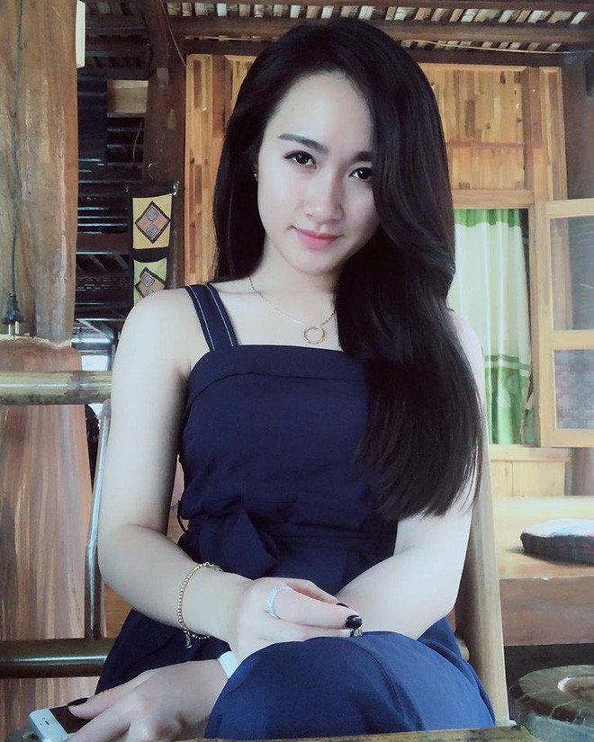 Hà Nhung thường chọn những trang phục thanh lịch không quá hở hang mà vẫn khoe được làn da trắng nõn và vóc dáng thon thả. Ảnh: FB, Internet.