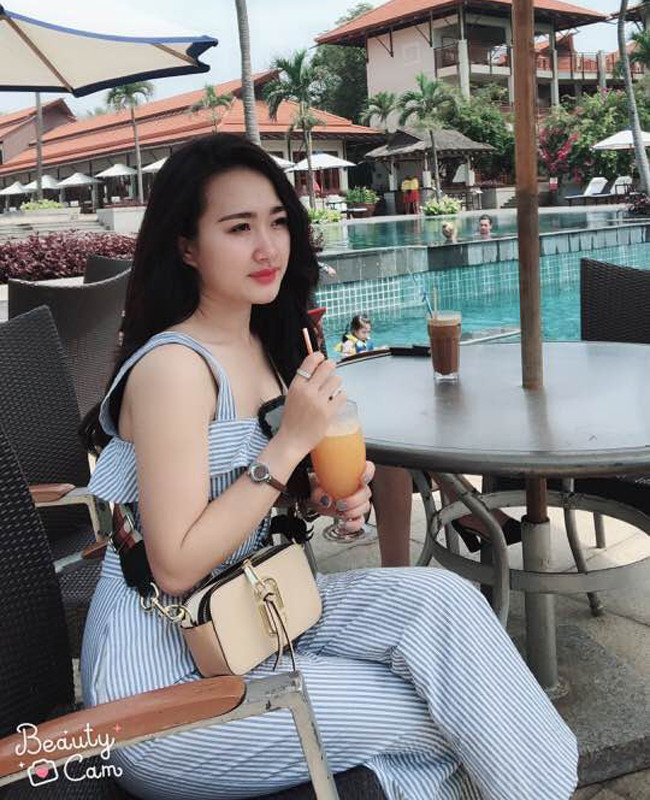 Cô mặc đẹp và thường check in ở các địa điểm sang chảnh.
