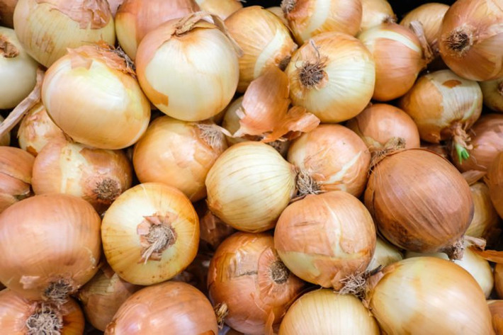 Hành tây chứa allicin phytonutrient - giúp kiềm chế cơn đói, ngăn ngừa ung thư, tăng cường sức khỏe tim mạch, giảm huyết áp cao. Chất dinh dưỡng này của hành tây sẽ đạt tối đa nếu như bạn ăn sống hơn hẳn việc thái nhỏ rồi nấu chín.