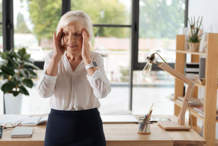 Lo lắng về trí nhớ: Các vấn đề về bộ nhớ là một trong những dấu hiệu sớm của bệnh Alzheimer. Một số nghiên cứu được trình bày tại hội nghị của Hiệp hội Alzheimer Mỹ năm ngoái cho thấy những người quan tâm đến trí nhớ và suy nghĩ của họ thực tế có nhiều dấu hiệu về các triệu chứng của bệnh Alzheimer trong não và phát triển các triệu chứng mất trí nhớ sau này.