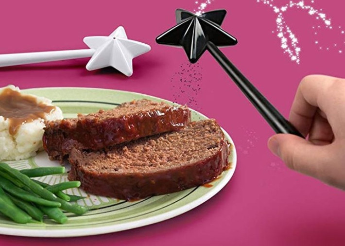 Dụng cụ rắc muối hay hạt tiêu giống cây đũa thần.