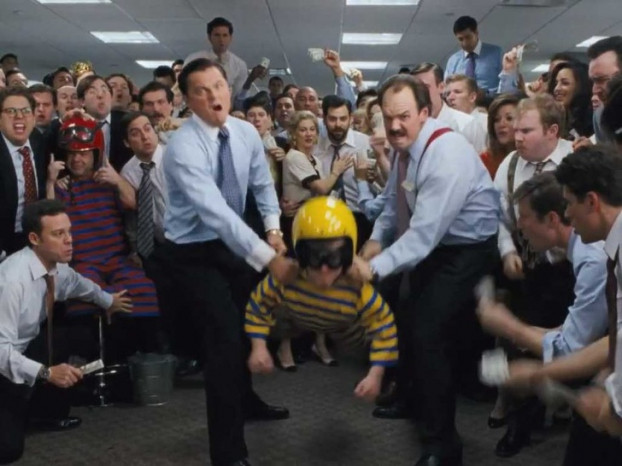 Florida: Tham gia hoặc cho phép tổ chức bữa tiệc “dwarf-tossing” (ném người lùn) trong các quán bar, nhà hàng và những nơi bán rượu khác có thể khiến chủ sở hữu bị phạt tới 1.000 USD. Trong trò chơi "ném người lùn", một người lùn được thuê sẽ đội mũ bảo hiểm. Các cầu thủ ném anh này trượt trên đường băng. Phần thưởng sẽ dành cho người ném được xa nhất.