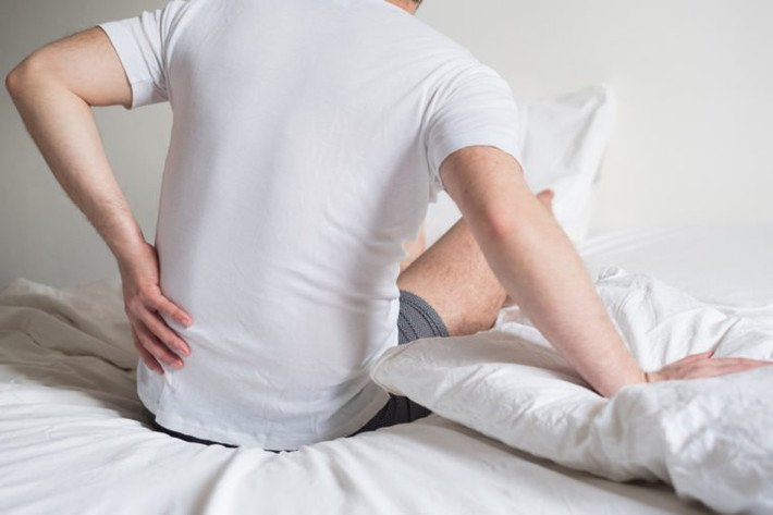 Loãng xương là tình trạng khiến cơ thể bị lão hóa gây ra các bệnh xương khớp. Hoặc có thể do người bệnh ít hoạt động ngoài trời, ăn uống thiếu chất dinh dưỡng, thiếu hụt các loại vitamin như vitamin D…gây ra tình trạng đau lưng.