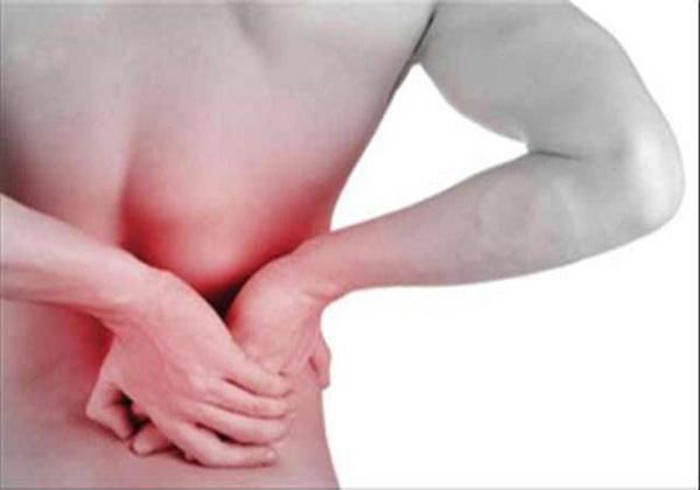 Biểu hiện của bệnh viêm khớp là các cơn đau khớp xuất hiện càng ngày càng nhiều. Các khớp gối có thể đau hoặc không đau khi vận động khiến chúng ta chủ quan về mức độ nghiêm trọng của chúng. Bên cạnh đó, triệu chứng đau lưng có thể xuất hiện sau một thời gian. Ảnh: Internet.