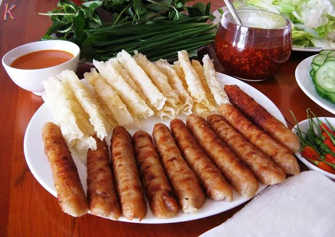 Nem nướng: Đến Đà Lạt bạn sẽ thưởng thức nem nướng với hương vị khá lạ miệng. Nem nướng Bà Hùng là đặc sản mà ai ở Đà Lạt cũng biết. Những chiếc nem mang hương vị núi rừng đặc trưng mà chẳng nơi đâu có. Đặc biệt hơn chính là thứ nước chấm được nấu từ xương heo thật kỹ và kỳ công.