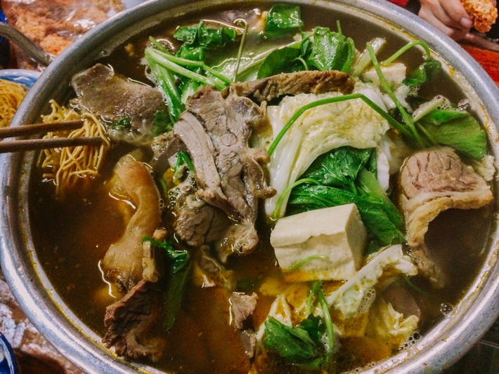 Thời điểm lý tưởng nhất để thưởng thức món lẩu huyền thoại này là những ngày Đà Lạt vào đông se lạnh. Khu Ba Toa và đặc biệt Lẩu bò Quán Gỗ là địa chỉ nổi tiếng với món ăn này.