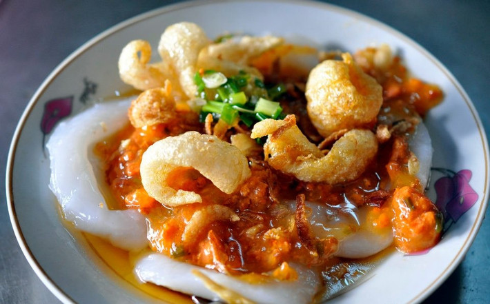 Bánh bèo số 4 Bà Hường: Bánh bèo ở quán được hấp dẻo mềm, vừa ăn, phía trên có thịt băm nhỏ cùng hành sấy khô thơm nức và giòn rụm. Đặc biệt, nước mắm chấm cùng sóng sánh rất ngon và vị vừa ăn. Quán còn có chả, bạn có thể gọi thêm ăn kèm.