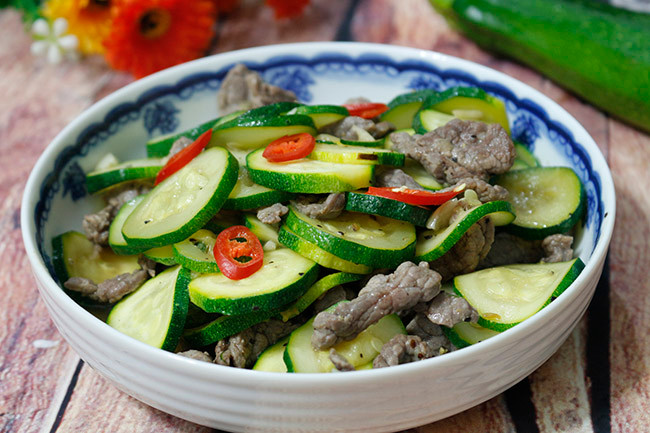 Bí ngòi cũng có chứa magiê, là một chất dinh dưỡng quan trọng giúp giảm trầm cảm và lo âu. Một nghiên cứu gần đây cho thấy việc tăng magiê trong chế độ ăn có thể dẫn đến giảm đáng kể các triệu chứng trầm cảm và lo âu bất kể tuổi tác hay giảm mức độ nghiêm trọng của bệnh trầm cảm.