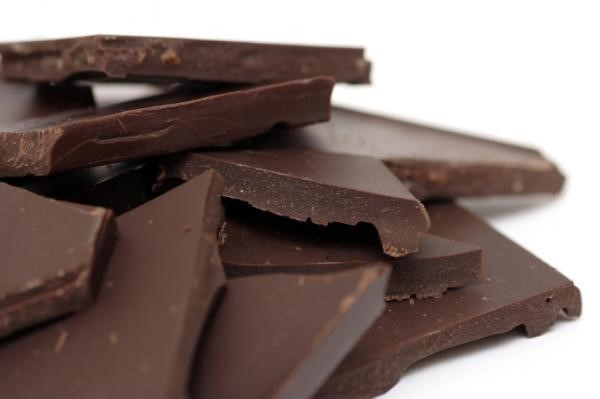 Socola đen có nhiều chất chống oxy hóa, đặc biệt là flavonoid có khả năng bảo vệ da trước tia cực tím từ ánh nắng mặt trời. Từ đó, ngăn ngừa các dấu hiệu lão hóa xuất hiện sớm như nám, tàn nhang, đốm nâu, nếp nhăn, vết chân chim...