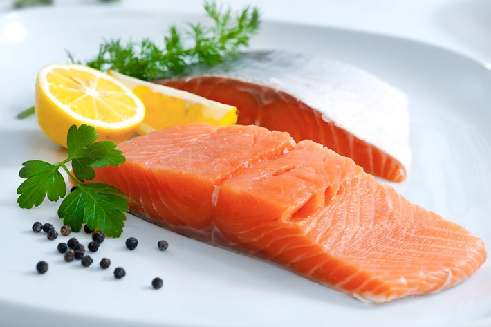 Cá béo: Loại cá giàu chất béo omega-3, omega-6 như cá ngừ, cá hồi, cá cơm... để ăn thường xuyên. Các chất béo này có khả năng nuôi dưỡng làn da từ sâu bên trong và chống lão hóa cho phụ nữ tuổi 40.