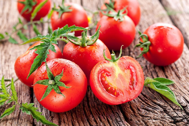 Cà chua: Trong cà chua có loại chất lycopene có khả năng chống lão hóa cao. Đặc biệt, nên ăn cà chua đã nấu chín, đây là cách chống lão hóa da tối ưu.