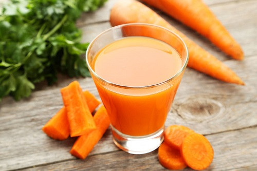 Cà rốt rất giàu Vitamin A, C, chất beta carotene đóng vai trò quan trọng trong việc bảo vệ da trước tác động của ánh nắng mặt trời. Uống 1 ly sinh tố cà rốt mỗi ngày giúp phụ nữ tuổi 40 chống lão hóa.