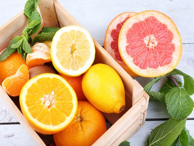 Trái cây có múi như chanh, cam, quýt, bưởi... rất giàu axit tự nhiên, Vitamin C, folic có khả năng giảm lượng cholesterol và axit uric trong máu hữu hiệu. Uống nước ép từ trái cây có múi mỗi ngày sẽ giúp làn da căng hồng, chống lão hóa hiệu quả.