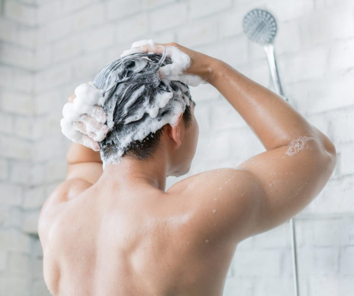 Gội đầu quá nhiều: Thói quen xấu này không hề có lợi cho mái tóc vì những hóa chất trong dầu gội sẽ khiến lượng dầu tự nhiên trên da đầu của bạn mất đi, mái tóc trở nên khô, xơ và gãy rụng nhiều hơn. Theo các chuyên gia, chúng ta nên gội đầu từ 2-3 lần/tuần để giữ cho mái tóc được mềm mượt tự nhiên hơn.