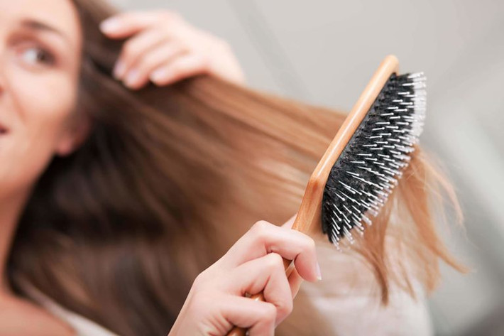 Để tóc rối khi gội đầu: Không chải tóc trước khi gội đầu là thói quen mà nhiều người mắc phải và chính hành động này khiến cho mái tóc trở nên rối bù khi gội và lượng tóc bị rụng nhiều hơn bình thường.