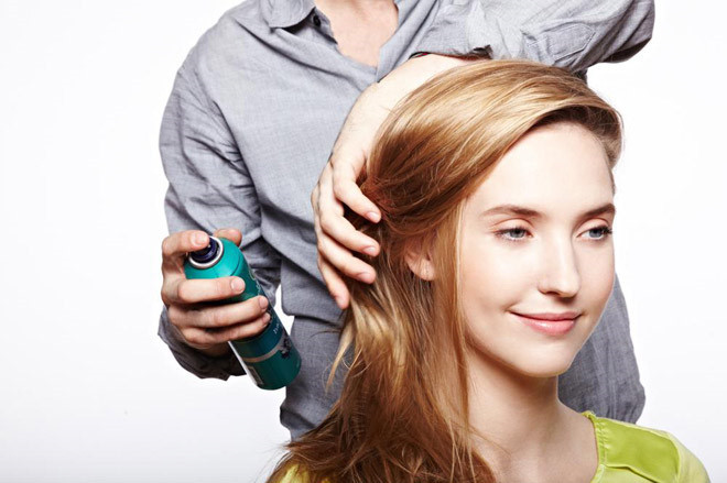 Lạm dụng mỹ phẩm tạo kiểu tóc: Dùng keo, hay gel tạo kiểu tóc thường xuyên mỗi ngày là cách nhanh nhất để tóc mau khô giòn, gãy và chẻ ngọn. Khi chải đầu, hóa chất bết trên tóc cũng là nguyên nhân khiến tóc dễ rơi rụng với số lượng lớn.