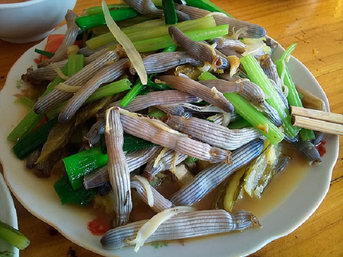 Chỉ cần 1 bát canh sá sùng tươi nấu cùng lá lốt, người ốm sẽ ngồi dậy đi lại bình thường, còn người khỏe mạnh khi ăn vào sẽ thấy khoan khoái và tràn đầy sinh lực. Đặc biệt, sá sùng được cánh mày râu coi như một loại Viagra tự nhiên.