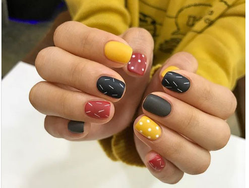 Các màu sắc đan xen trên móng tay, điểm xuyến vài họa tiết.