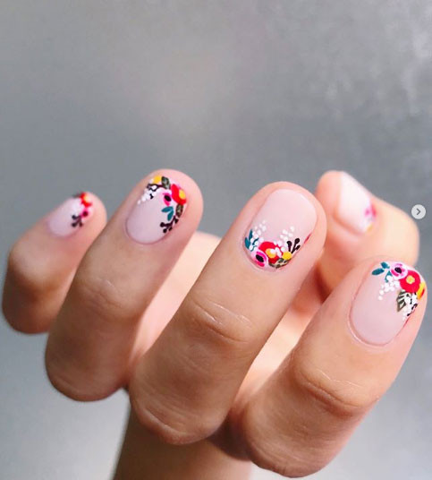 Mẫu nail trăm hoa đua nở tuyệt đẹp mang lại vẻ nữ tính và nổi bật cho các nàng.