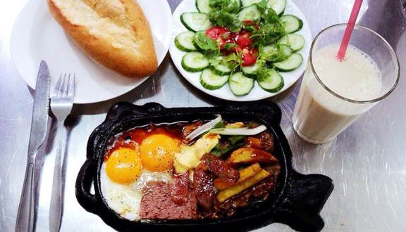 Bánh mì bít tết: Món bánh mì này thật hấp dẫn bởi nó được phục vụ trên chảo gang nóng hổi, bao gồm thịt bò thái lát mỏng đã tẩm ướp, xíu mại, trứng chiên, khoai tây, có thể có thêm nước sốt.