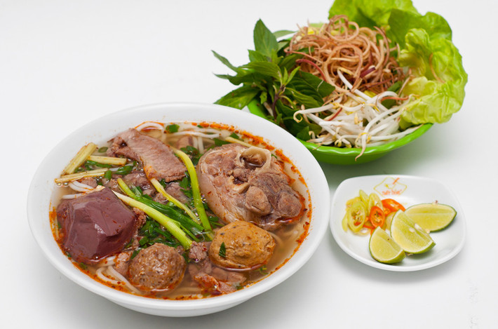 Buổi trưa đổi trời vừa lạnh, vừa nhanh đói, ngồi trước tô bún nóng hôi hổi, đầy có ngọn, thêm chút chanh ớt rồi vừa ăn, vừa xì xụp húp những thìa nước dùng cay dịu, thơm lừng mùi mắm ruốc thì còn gì bằng.