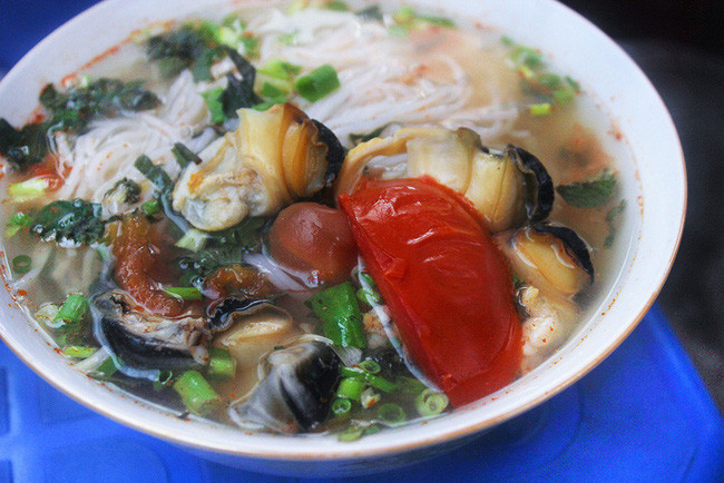Bún ốc: Trong những ngày se lạnh, còn gì tuyệt vời hơn ngồi thưởng thức một tô bún ốc nóng hổi thơm ngon.