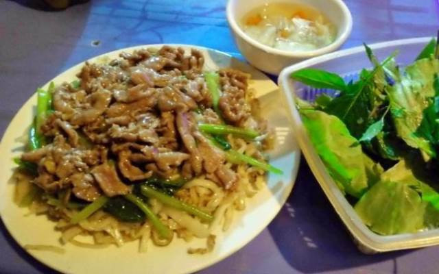 Đĩa phở xào vừa tới đưa ra còn bốc hơi nghi ngút, trộn đều rồi thưởng thức thì còn gì bằng. Một đĩa phở xào ngon trước hết phần bánh phải thơm, ngấm gia vị mà không nát. Thịt bò, rau xào nhiều, đậm đà, mềm nhưng vẫn có độ giòn và không ngấy.