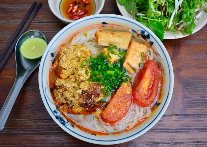Bún riêu cua: Tô bún riêu với từng tảng gạch cua nổi cùng miếng huyết, nước dùng hòa quyện cùng nhau, tan dần trong miệng, ngon không thể tả.