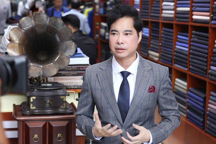 Vest kẻ màu sáng khiến anh trông bảnh bao hơn nhiều.