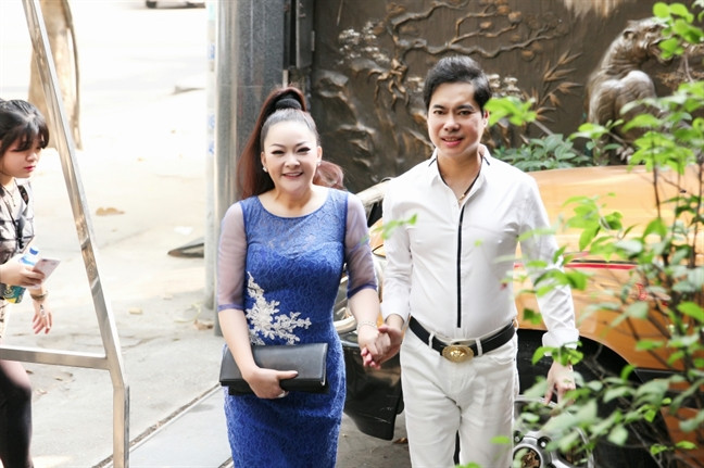 Anh mặc sơ mi trắng phối cùng quần trắng cũng rất trẻ trung.