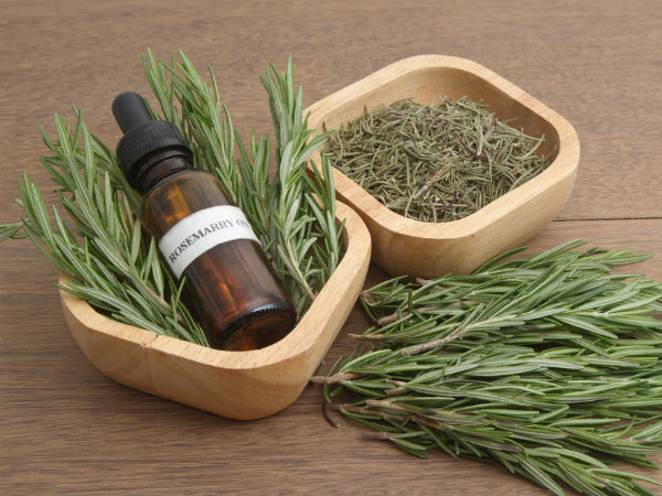 Tinh dầu hương thảo có tính chất làm se, đặc tính kháng khuẩn, chống oxy hóa, giảm đau và chống viêm khớp rất hữu ích trong điều trị bệnh gout. Khi xoa tinh dầu lên da sẽ làm nóng và tê liệt các dây thần kinh, giúp giảm đau cho bệnh nhân gout .