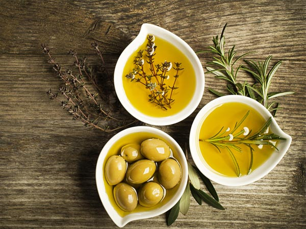 Tinh dầu ô liu là một phương thuốc dân gian chứa trị bệnh gout và viêm khớp dạng thấp vì nó chứa các hợp chất polyphenol như oleocanthal, oleuropein, hydroxytyrosol và lignans.