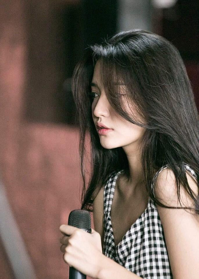 Các fan dành nhiều lời khen ngợi cho màn “lột xác ngoạn mục” sau giảm cân của Bích Phương và thậm chí còn ví gương mặt Vline của cô nàng giống với Angela Baby ở nhiều góc chụp.