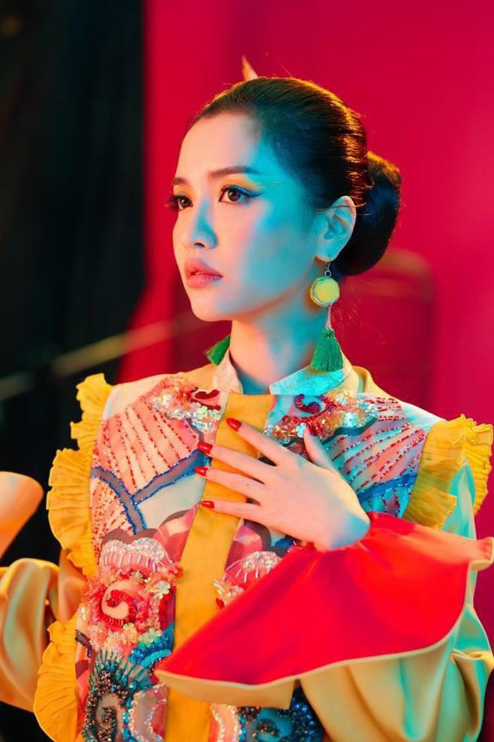 Dù trong MV thường xuyên để kiểu tóc búi nhưng Bích Phương vẫn ghi điểm nhờ V-line chuẩn từng milimet sau khi giảm cân.