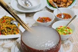 Không giống như những tô cháo sánh nhuyễn được nấu từ gạo, Papeda làm người ta thích thú với kết cấu dẻo dai, kết dính khi được làm từ tinh bột sago, một loại nguyên liệu đặc biệt chỉ có ở Indonesia.