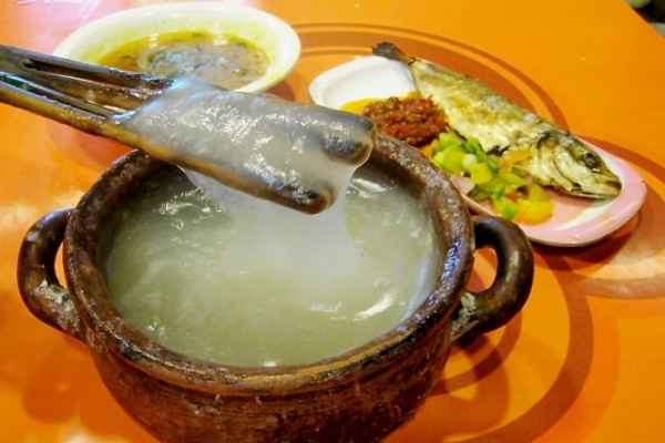 Loại cháo dẻo dính như kẹo kéo có tên Papeda hay bubur sagu được xem là lương thực chính của đảo Maluku và tỉnh Papua.
