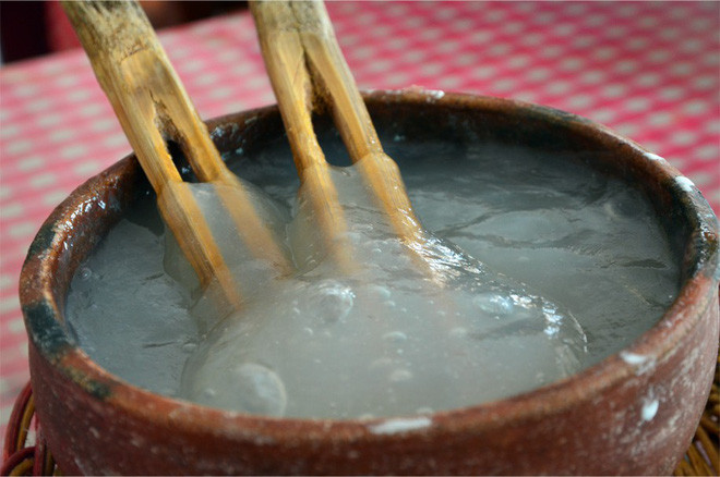 Thường khi ăn, người ta sẽ lấy một lượng vừa phải cho vào tô, đi kèm là hai chiếc đũa để mọi người thưởng thức.