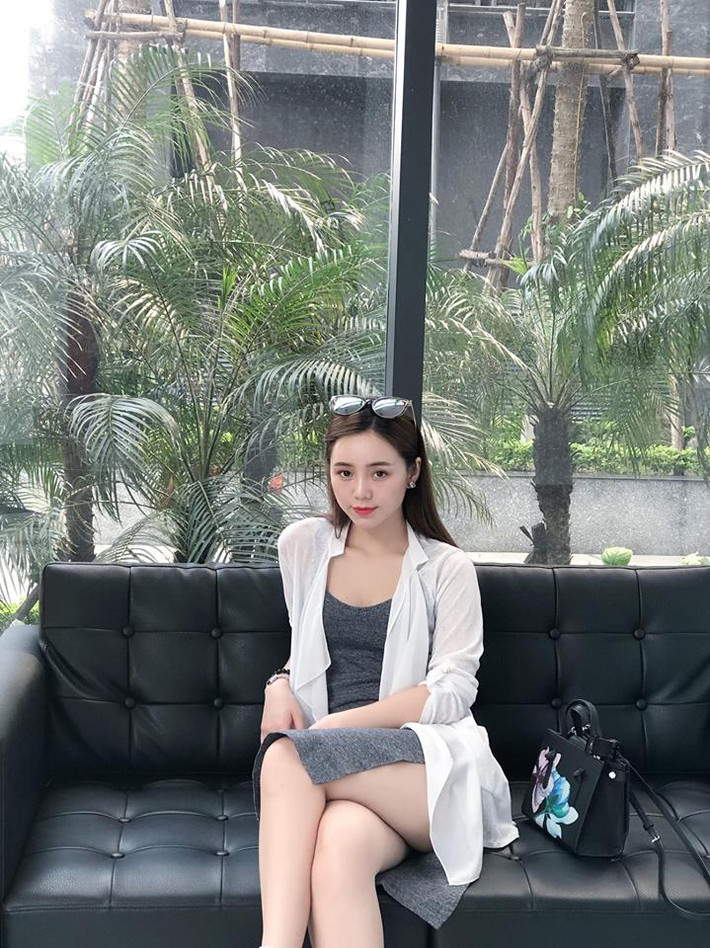 Váy bó xẻ sâu phối với áo sơ mi trắng gợi cảm và sang chảnh.