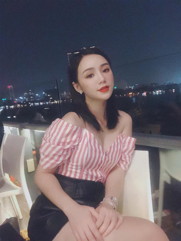 Quỳnh Kool gợi cảm trong set đồ áo kẻ sọc trễ vai khoét ngực và váy bó.