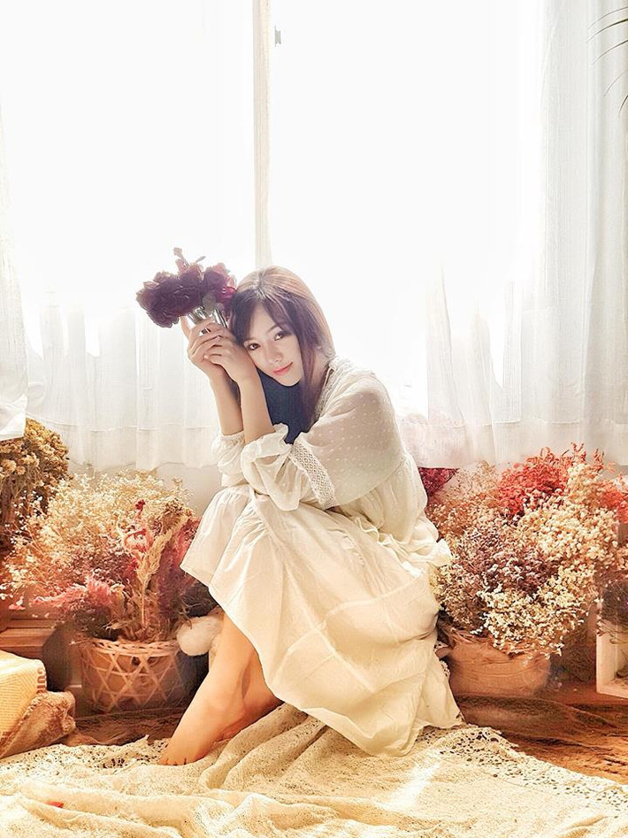 Quỳnh Kool dịu dàng, đằm thắm với váy voan trắng.