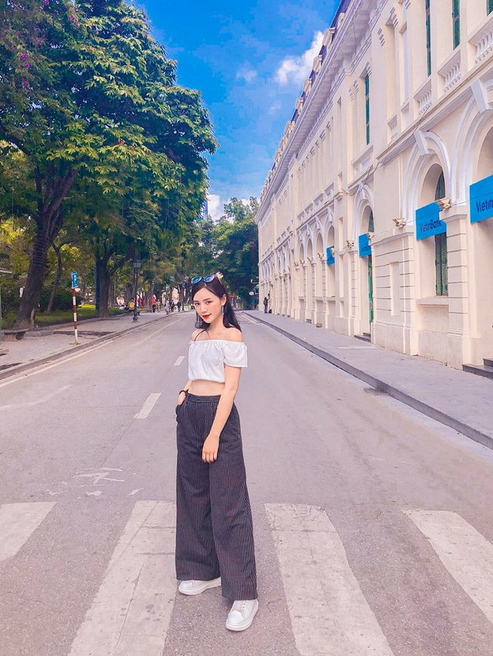 Style xuống phố của nữ diễn viên cũng khá táo bạo. Chiếc áo trễ vai hở rốn giúp cô khoe vòng eo con kiến và quần sọc giúp tăng chiều cao.