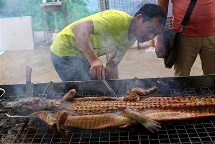 Món cá sấu nướng nguyên con xuất hiện không ít lần trong các bữa tiệc hay hội chợ ẩm thực ở Trung Quốc.