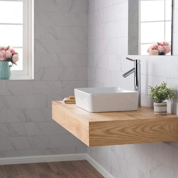 Bồn rửa mặt hình chữ nhật với thiết kế đơn giản từ chất liệu sứ cao cấp rất phù hợp với những chủ nhà ưa thích phong cách nội thất tối giản, hiện đại.
