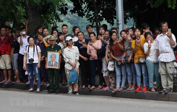 Người dân Thủ đô đưa tiễn nguyên Tổng Bí thư Đỗ Mười. (Nguồn: TTXVN)