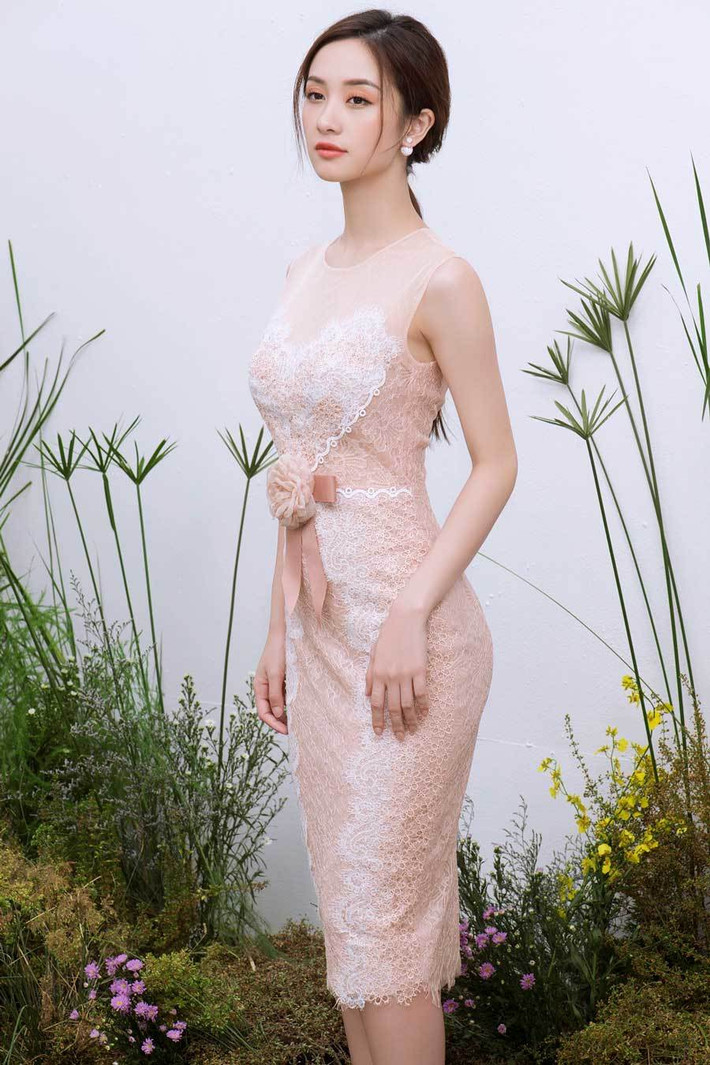 Nữ diễn viên "Tháng năm rực rỡ" chọn chiếc váy ren nhẹ nhàng tôn làn da trắng và các đường cong gợi cảm.