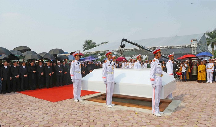 Đội nghi lễ thực hiện nghi thức đóng huyệt mộ nguyên Tổng Bí thư Đỗ Mười. (Ảnh: Doãn Tấn/TTXVN)