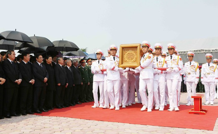 Linh cữu nguyên Tổng Bí thư Đỗ Mười được đưa tới khu huyệt mộ để chuẩn bị cho nghi thức an táng. (Ảnh: TTXVN)