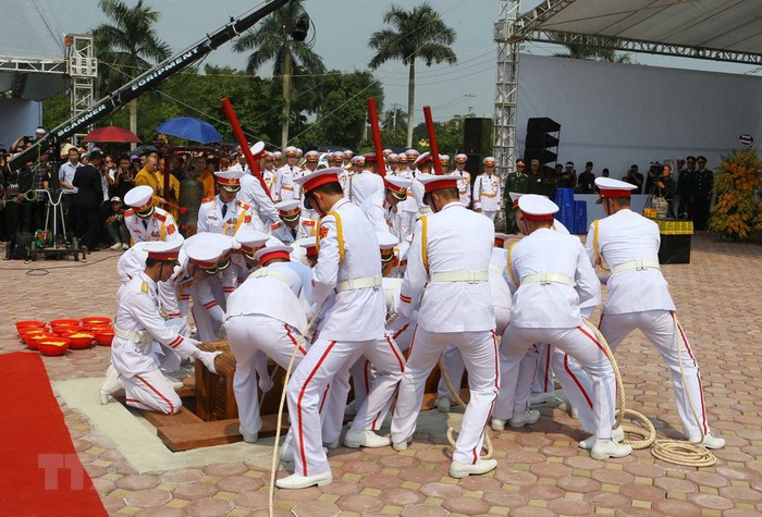 Các chiến sỹ trong đội nghi lễ thực hiện nghi thức hạ huyệt linh cữu nguyên Tổng Bí thư Đỗ Mười. (Ảnh: Doãn Tấn/TTXVN)
